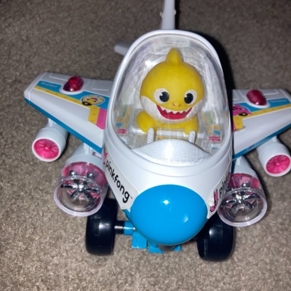 Baby shark moving singing airplane Christmas present - Picture 2 of 3